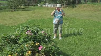 <strong>年迈</strong>的祖母在公园里拍照